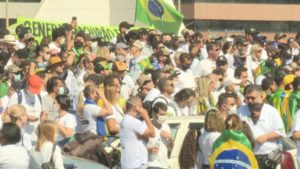 Manifestantes defendem armamento da população e voto impresso