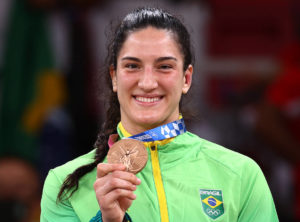 Mayra Aguiar vence sul-coreana e leva bronze no judô de Tóquio 2020