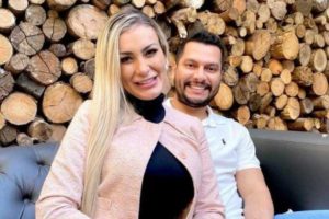 Andressa Urach fala sobre gravidez: ‘Mexer no celular me dá enjoo’