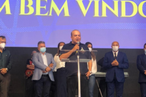Ibaneis participa de culto com André Mendonça e DF terá vacina para mais de 18 anos nesta terça