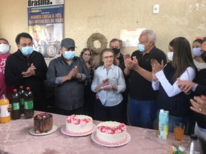 Aidê Araújo é surpreendida com homenagem em seu aniversário