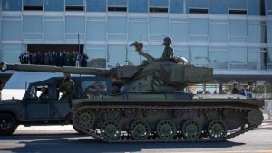Bolsonaro acompanha desfile militar da rampa do Palácio do Planalto