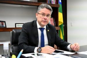Vieira apresenta representação contra Bruno Dantas por abuso de autoridade