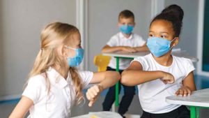 Vídeos | retorno às aulas é marcado por cuidados com professores e alunos em Goiás