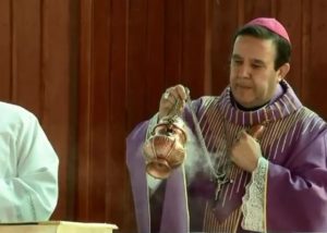 Bispo renuncia por abuso de crianças após vídeo vazar