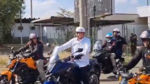 Vídeo: Bolsonaro faz passeio de moto em Goiás
