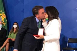 Bolsonaro justifica medalha de Mérito Oswaldo Cruz para Michelle