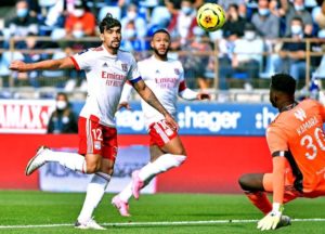 Paquetá faz golaço, mas Lyon empata em jogo de seis gols e segue sem vencer no Francês