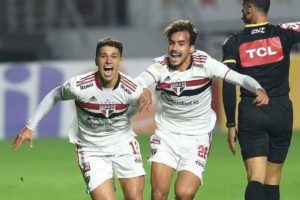 São Paulo vence Grêmio e sai da zona do rebaixamento
