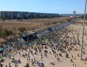 Bolsonaro ameaça eleições 2022 e insiste em defesa do voto impresso