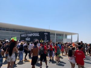 Bolsonaro em Goiânia e índios ateiam fogo em caixões contra marco temporal