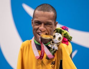Gabriel Araújo é ouro no 200m da natação