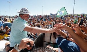 Para PGR não é crime presidente provocar aglomeração e não usar máscara