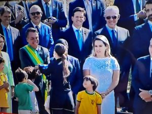 Bolsonaro recebe bandeira de uma paraquedista em primeira cerimônia do Dia da Independência