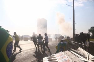 VÍDEO: Bolsonaristas tentam invadir áreas do Supremo e Itamaraty