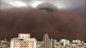 Tempestade de areia engole cidades de MG e SP. Veja vídeo