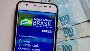 Devolução do auxílio emergencial supera R$ 1 bilhão no IR 2021