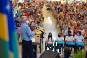 Em São Miguel do Araguaia, Caiado entrega 532 cartões do Programa Mães de Goiás, inaugura reforma de colégio e distribui 493 Chromebooks