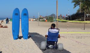 Rio: instituto promove inclusão com surfe adaptado e vôlei sentado