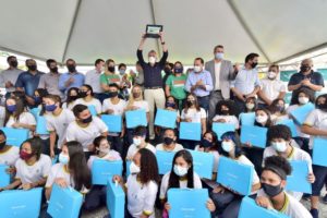 Em Cidade Ocidental, Caiado vistoria obras na GO-521, distribui 679 Chromebooks a estudantes, assina ordens de serviço para retomada de obras paralisadas e entrega reforma de unidade escolar