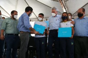 Governo de Goiás entrega computadores para alunos de Ceres, no aniversário da cidade