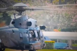 Bolsonaro entra em helicóptero no Palácio do Planalto para sobrevoo na Esplanada dos Ministérios