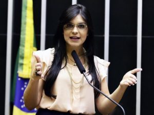 Ameaça explícita preocupa deputada com democracia de Eduardo Bolsonaro