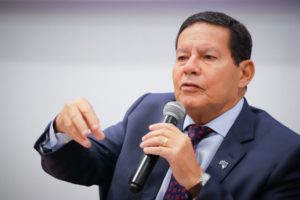 Mourão critica museu da democracia e rotula evento de Lula como “Chanchada”