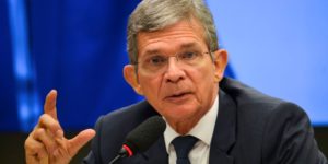 “Não há mudança na política de preço da Petrobras”, afirma Silva e Luna