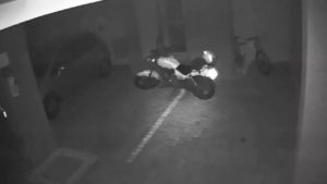 Vídeo: Moto “fantasma” anda sozinha em estacionamento