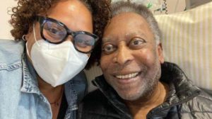 Filha de Pelé divulga foto do rei com sorriso e ele “se recupera bem”