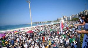 Manifestantes protestam contra governo e defendem democracia