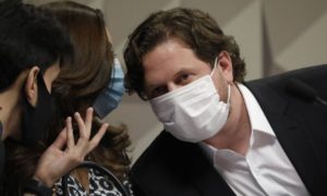 CPI da Covid encerra sessão e mostra fluxograma que liga Precisa a Flávio Bolsonaro