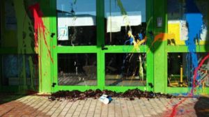 Protesto: Prefeitura de cidade italiana que homenageará Bolsonaro é atingida com esterco