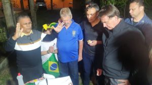 Bolsonaro está no Guaruja e volta na quarta (13) a BSB