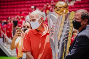 Título da Segunda Divisão | Paco Britto entregou o troféu ao campeão