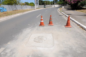 [Agora é Lei] Para a segurança de ciclistas e pedestres, passa a ser obrigatório o nivelamento de tampões de bueiros em vias públicas