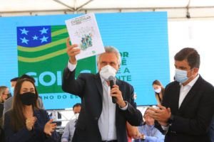 No Dia do Professor, Caiado garante pagamento de reajuste salarial, anuncia concessão de ajuda de custo em novembro, bônus em dezembro