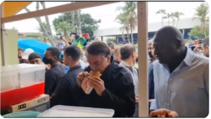 Bolsonaro come pastel em Peruíbe-SP e causa aglomeração