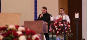 Bolsonaro vai à Aparecida; ouve discurso contra armas e fake news aplausos e vaias