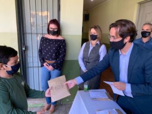 Exemplo: MP-RS entrega quase mil celulares apreendidos de bandidos para estudantes