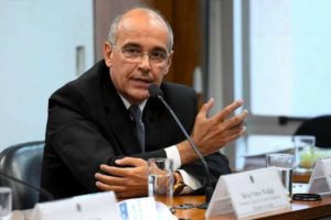Presidente do CFM se recusa a vetar cloroquina para Covid-19, é retrocesso