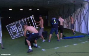 Torcida do Grêmio invade gramado e faz quebra-quebra com cabine do Var