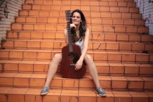 Daniela Firme, vocalista da banda Rock Beats lança novo “single autoral” Nosso Planeta