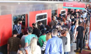 São Paulo: falha em trens da Linha 9 prejudica milhares de passageiros