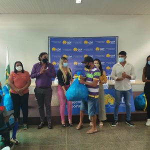 Novo secretário executivo da SEAC começa jornada de trabalho em entrega de materiais esportivos no Riacho Fundo I