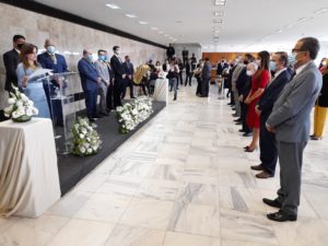 Ibaneis entrega Medalha Mérito da PGDF para cidadãos que colaboraram com desenvolvimento do DF