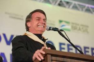 Bolsonaro fala em privatizar Petrobras como se fosse baixar preço de gasolina