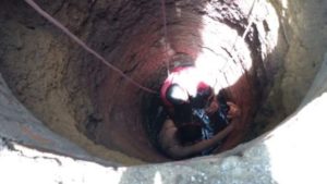 Menina de dois anos cai em poço e mãe pula para salvá-la em MT