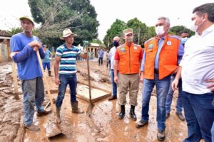 Caiado vistoria distrito de Lagolândia, em Pirenópolis